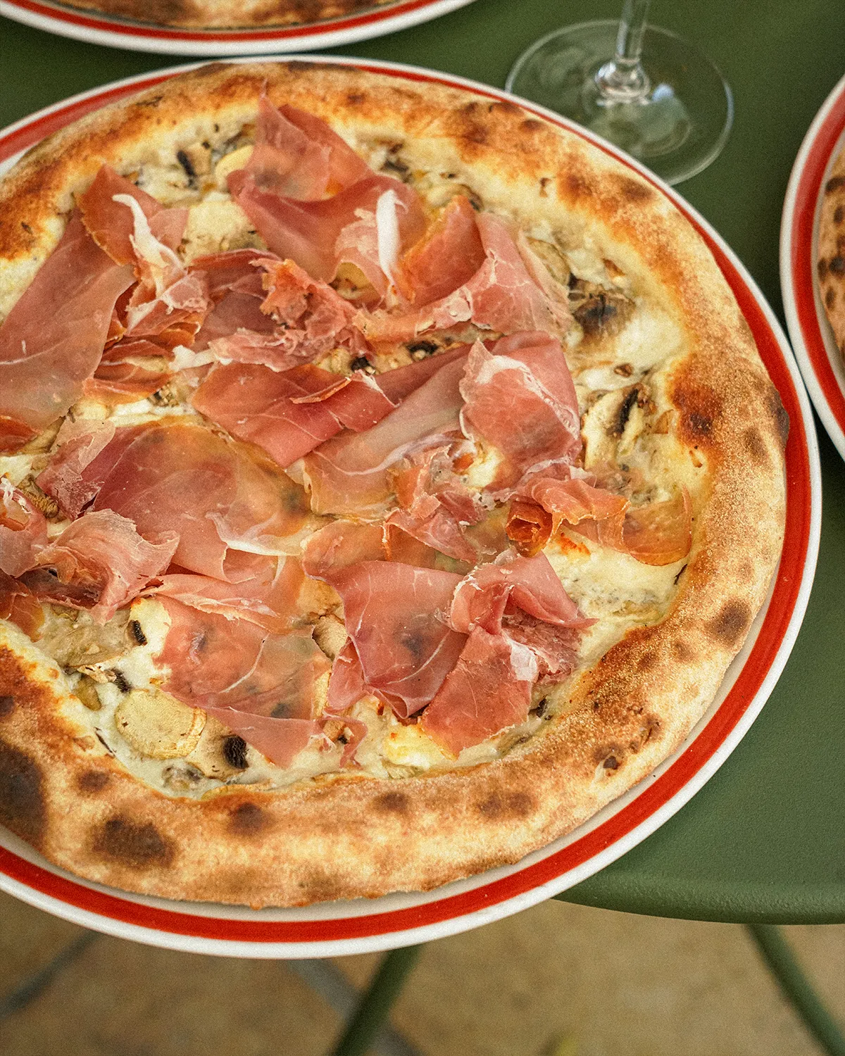 Pizza blanche aux champignons et jambon cru