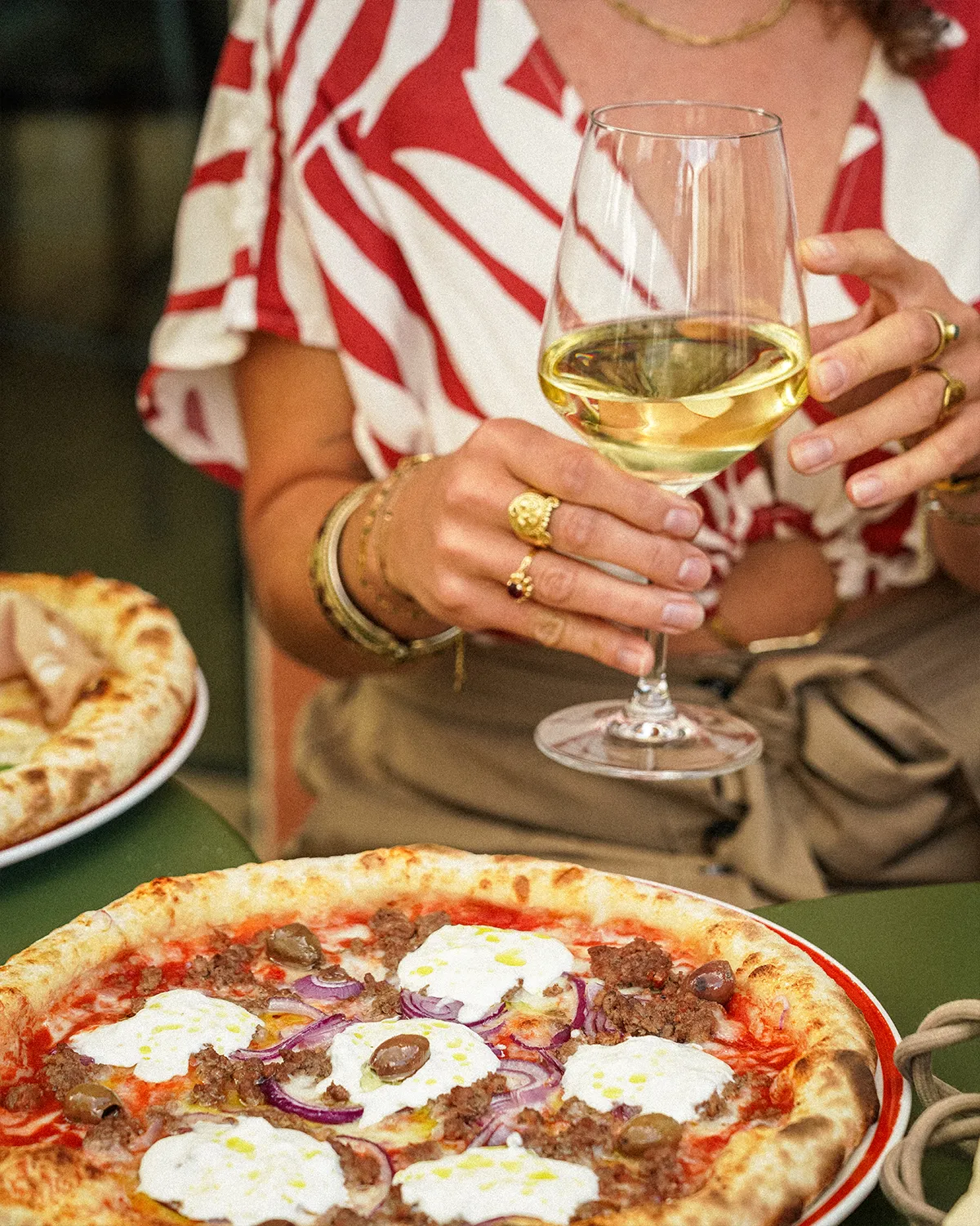 Verre de vin blanc et pizza à la burrata en terrasse