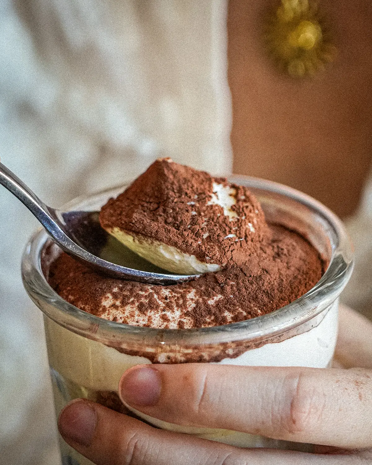 Tiramisu maison en verrine, saupoudré de cacao