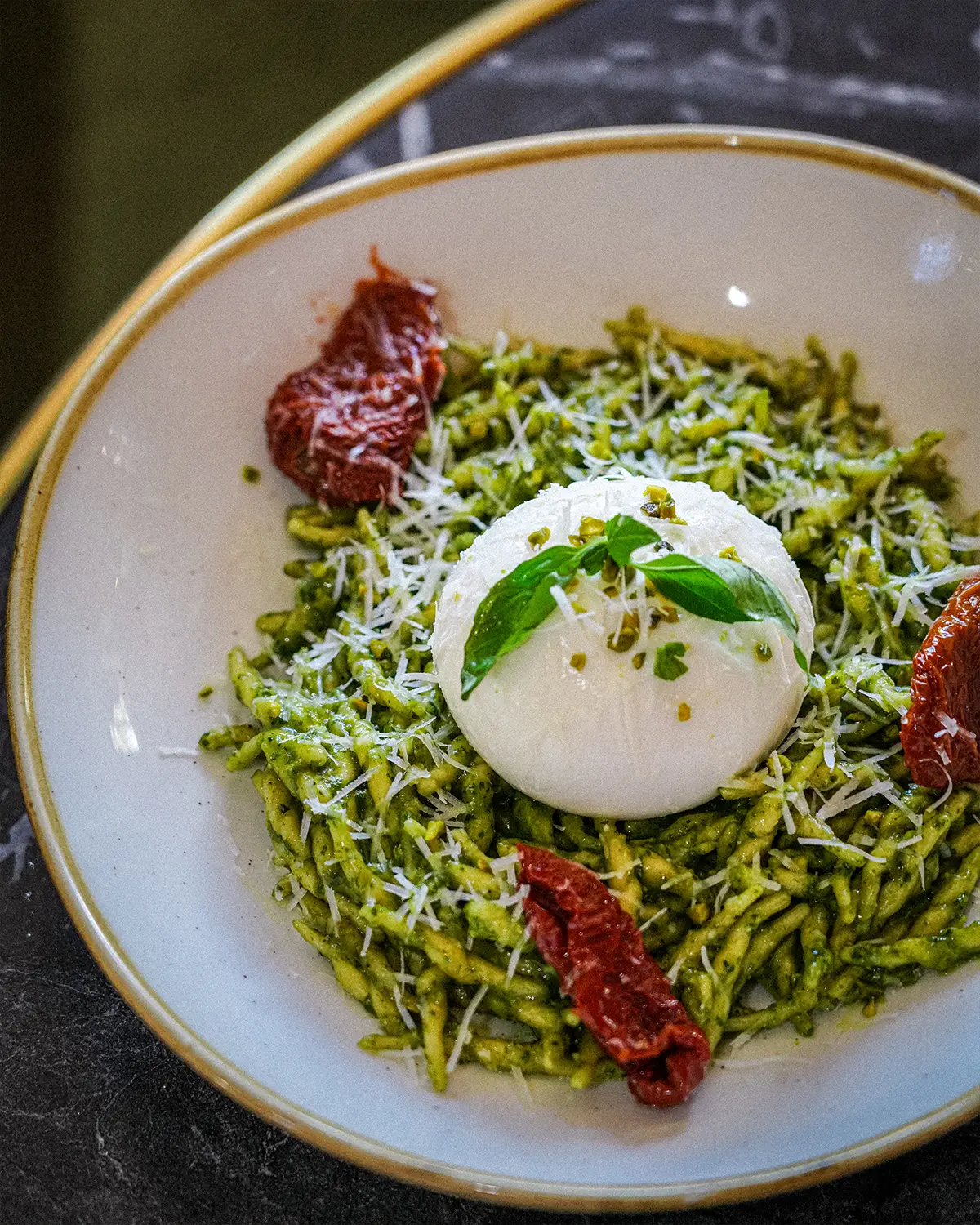Trofie au pesto, burrata, éclats de pistache et tomates séchées