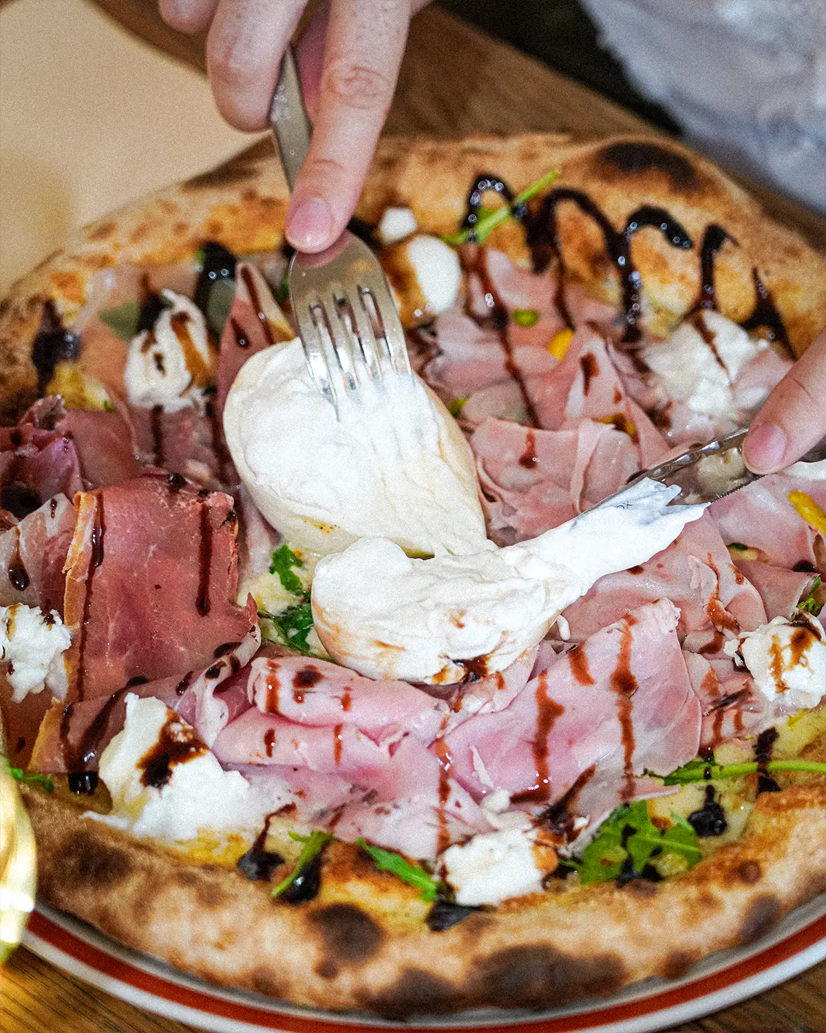Pizza au jambon, burrata et crème de balsamique, burrata ouverte à la fourchette