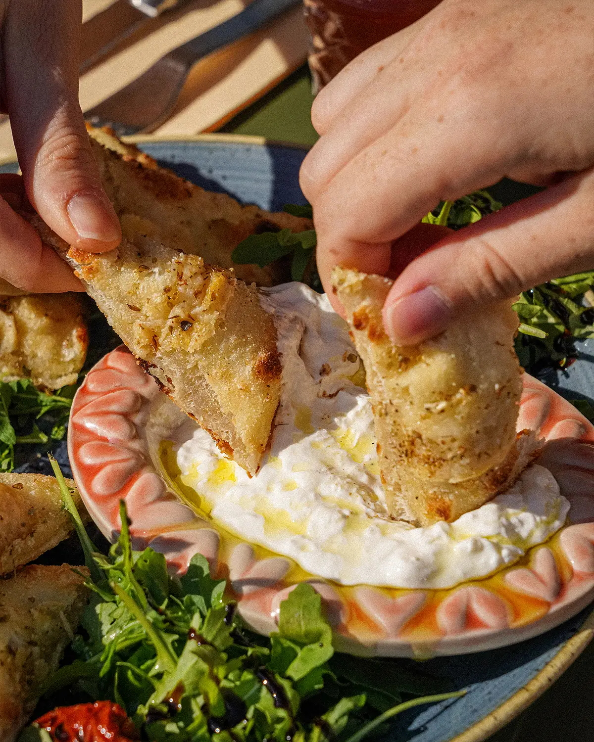 Pain à pizza trempé dans la burrata à l'huile d'olive